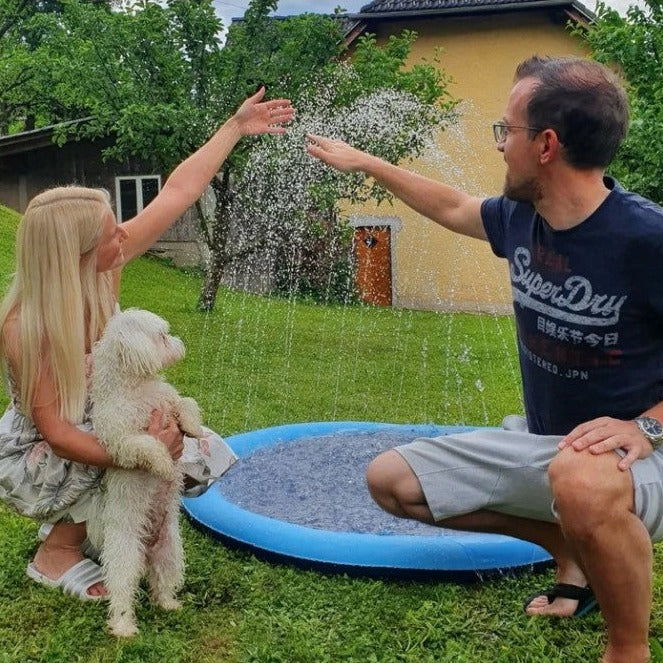Erfrischende Hundesprinkleranlage